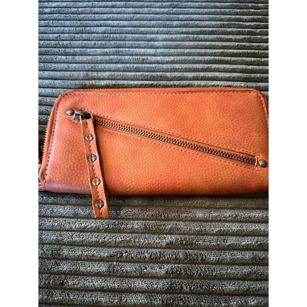 Free People Distressed Vegan Leather Wristlet Wallet Zip‎ Around Brown (3778)